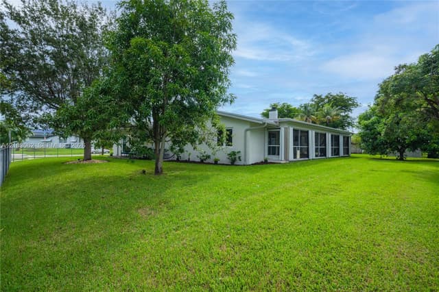 10198 SW 203rd Ter, Cutler Bay FL 33189 - Cutler Bay, FL - Photo 4