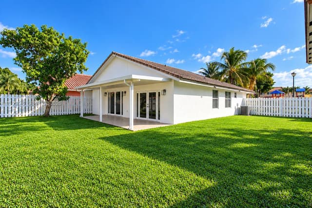 11611 SW 10th Ct, Pembroke Pines FL 33025 - Pembroke Pines, FL - Photo 2