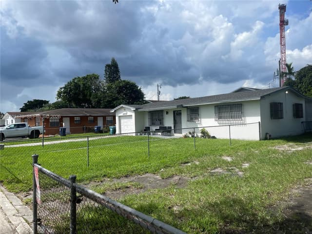 10759 SW 7th St, Sweetwater FL 33174 - Sweetwater, FL - Photo 2