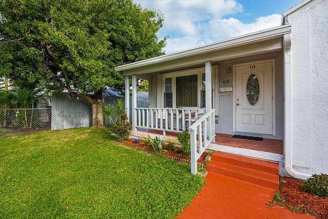 719 SUMMIT Boulevard, West Palm Beach FL 33405 - West Palm Beach, FL - Photo 5