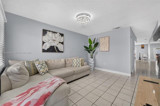 6528 W 22nd Ln, Hialeah FL 33016 - Hialeah, FL - Photo 3