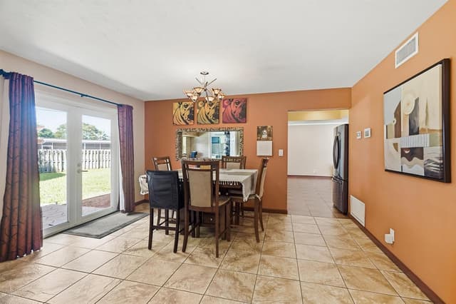 4501 E COUNTRY CLUB Circle, Plantation FL 33317 - Plantation, FL - Photo 2