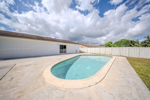 405 SW 78th Ter, North Lauderdale FL 33068 - North Lauderdale, FL - Photo 3