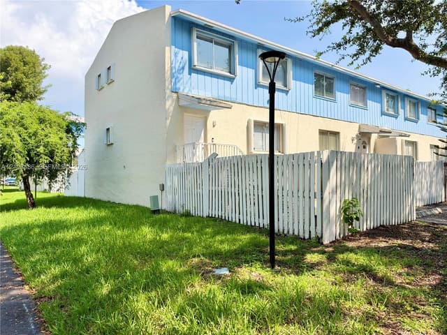 22201 SW 103rd Ave, Cutler Bay FL 33190 - Cutler Bay, FL - Photo 2