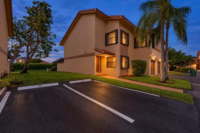 942 SW 113th Terrace, Pembroke Pines FL 33025 - Pembroke Pines, FL - Photo 2