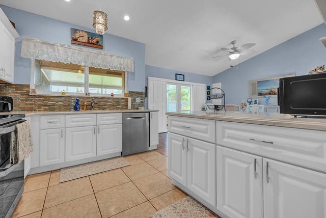 8026 Marshwood Lane, Lake Worth FL 33467 - Lake Worth, FL - Photo 6
