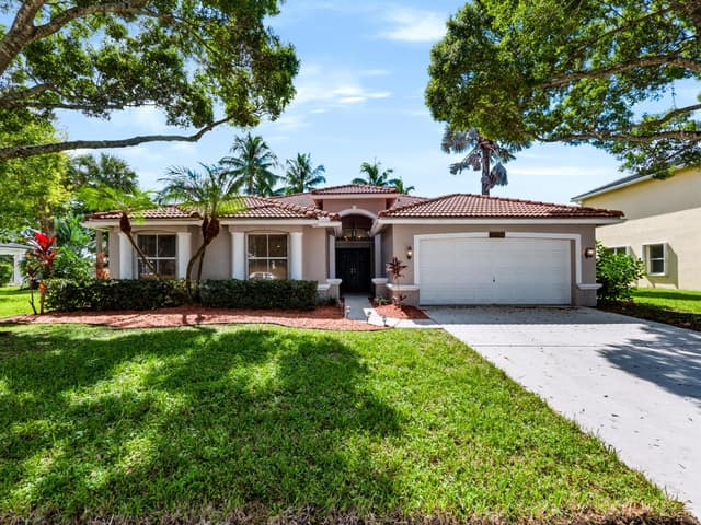 5574 Bermuda Dunes Circle, Lake Worth FL 33463 - Lake Worth, FL - Photo 2