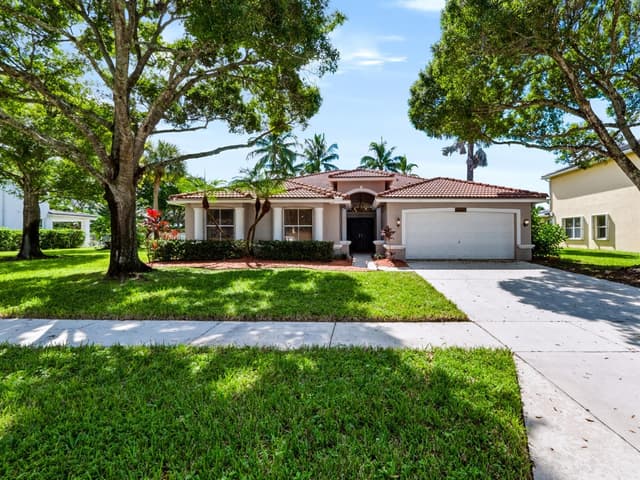 5574 Bermuda Dunes Circle, Lake Worth FL 33463 - Lake Worth, FL - Photo 3
