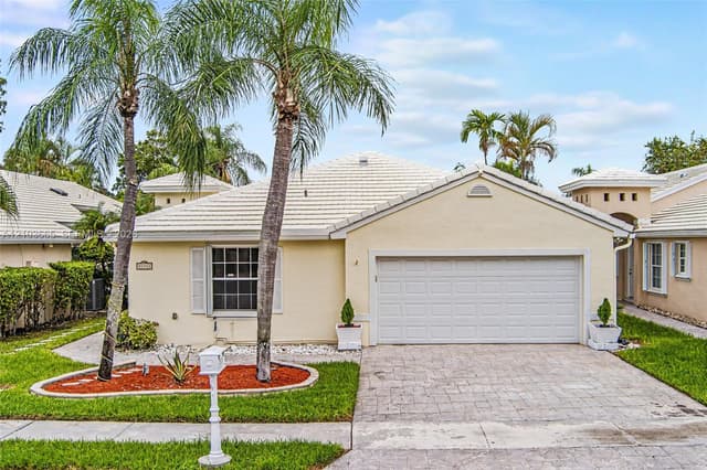15251 Wilshire Way, Pembroke Pines FL 33027 - Pembroke Pines, FL - Photo 2