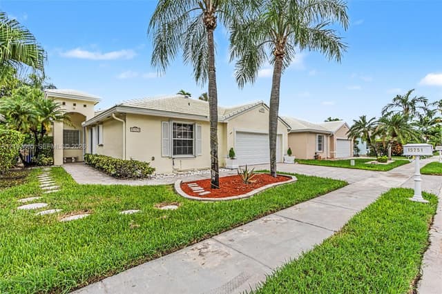 15251 Wilshire Way, Pembroke Pines FL 33027 - Pembroke Pines, FL - Photo 6