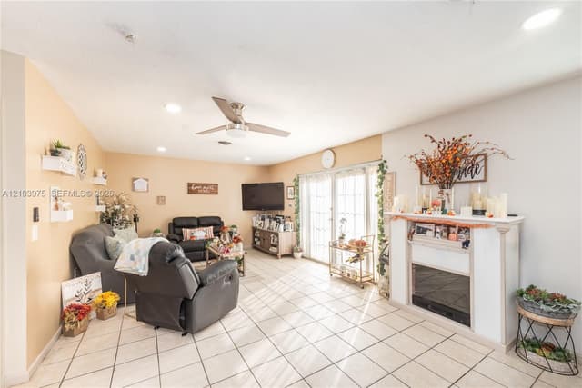 851 Caroline Cir, West Palm Beach FL 33413 - West Palm Beach, FL - Photo 2