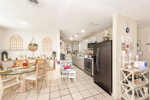 851 Caroline Cir, West Palm Beach FL 33413 - West Palm Beach, FL - Photo 4