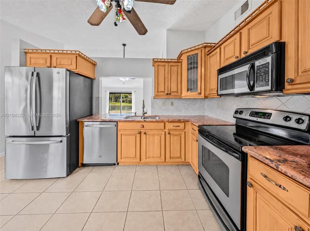 13740 Oak Ridge Dr, Davie FL 33325 - Davie, FL - Photo 4