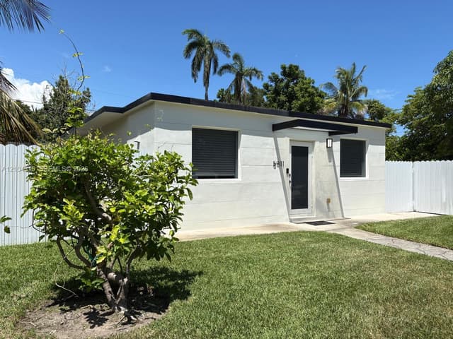 5911 SW 62nd Ter, South Miami FL 33143 - South Miami, FL - Photo 2