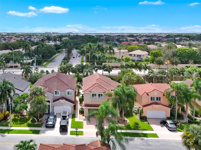 15612 SW 16th Ct, Pembroke Pines FL 33027 - Pembroke Pines, FL - Photo 2