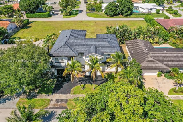 2319 NE 35th Dr, Fort Lauderdale FL 33308 - Fort Lauderdale, FL - Photo 2