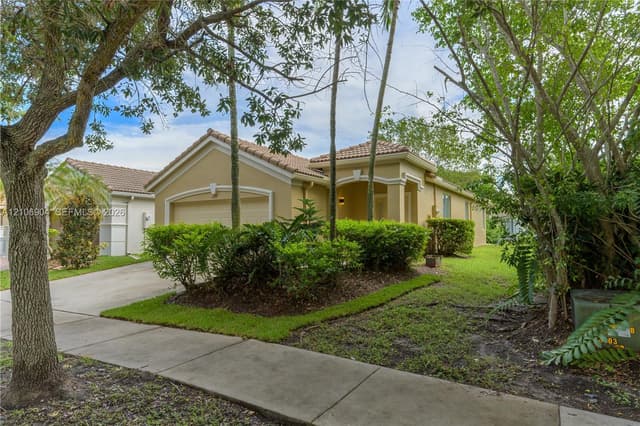297 Conservation Dr, Weston FL 33327 - Weston, FL - Photo 2