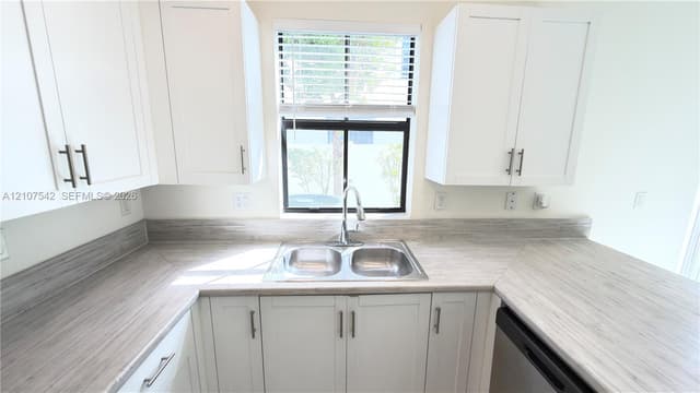 10819 W 33rd Ln, Hialeah FL 33018 - Hialeah, FL - Photo 5