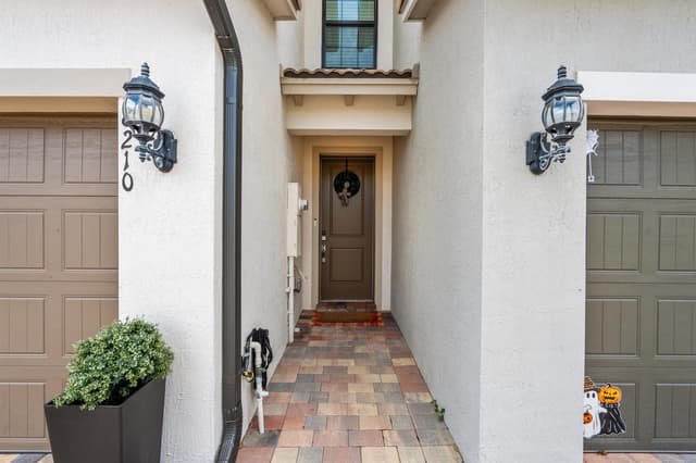 8210 Tailshot Court, Lake Worth FL 33467 - Lake Worth, FL - Photo 3
