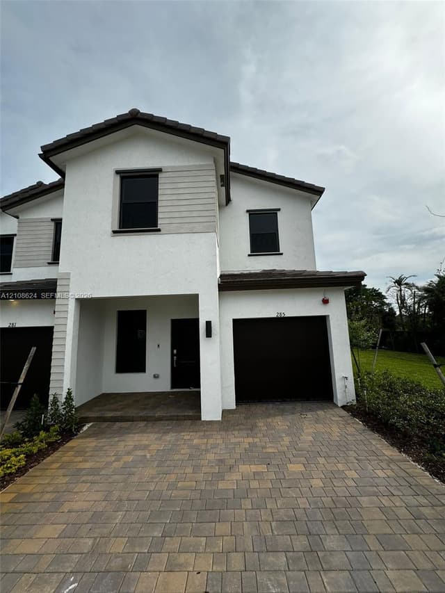 285 SW 159th Ln, Pembroke Pines FL 33027 - Pembroke Pines, FL - Photo 2