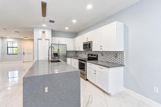 3567 W 110th Ter, Hialeah FL 33018 - Hialeah, FL - Photo 7