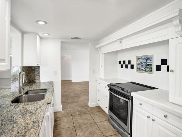 605 SW 21ST Circle, Boynton Beach FL 33426 - Boynton Beach, FL - Photo 5