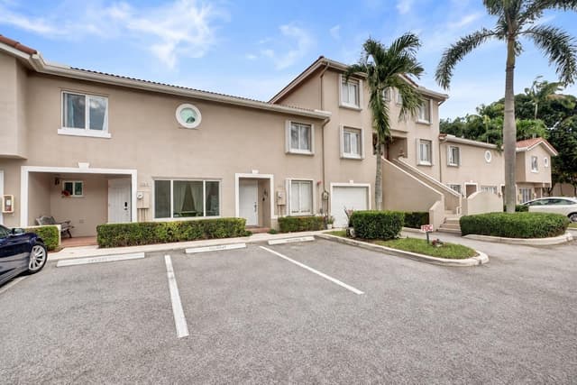 235 Riviera Circle, Weston FL 33326 - Weston, FL - Photo 5