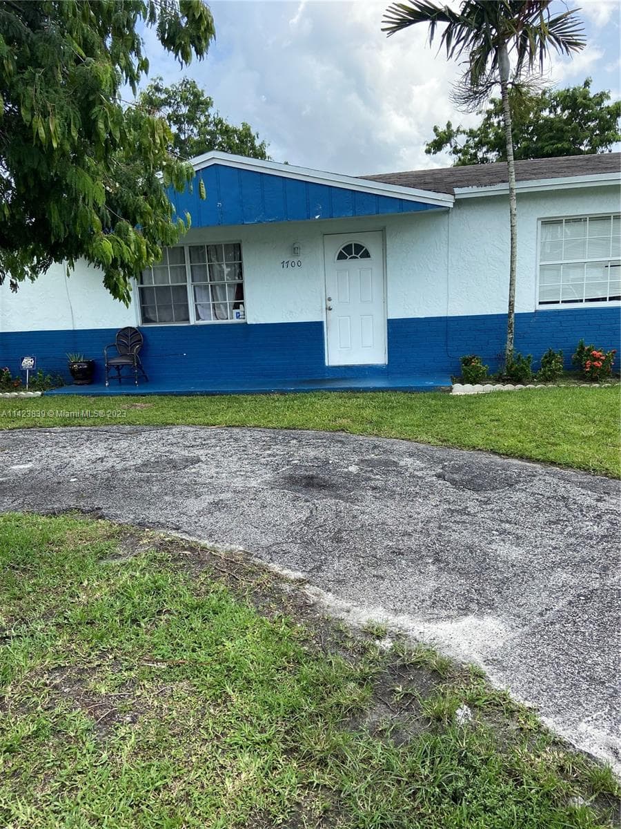 7700 SW 7th Ct, North Lauderdale FL 33068