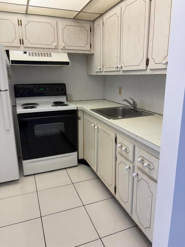 113 Berkshire E, West Palm Beach FL 33417 - West Palm Beach, FL - Photo 2