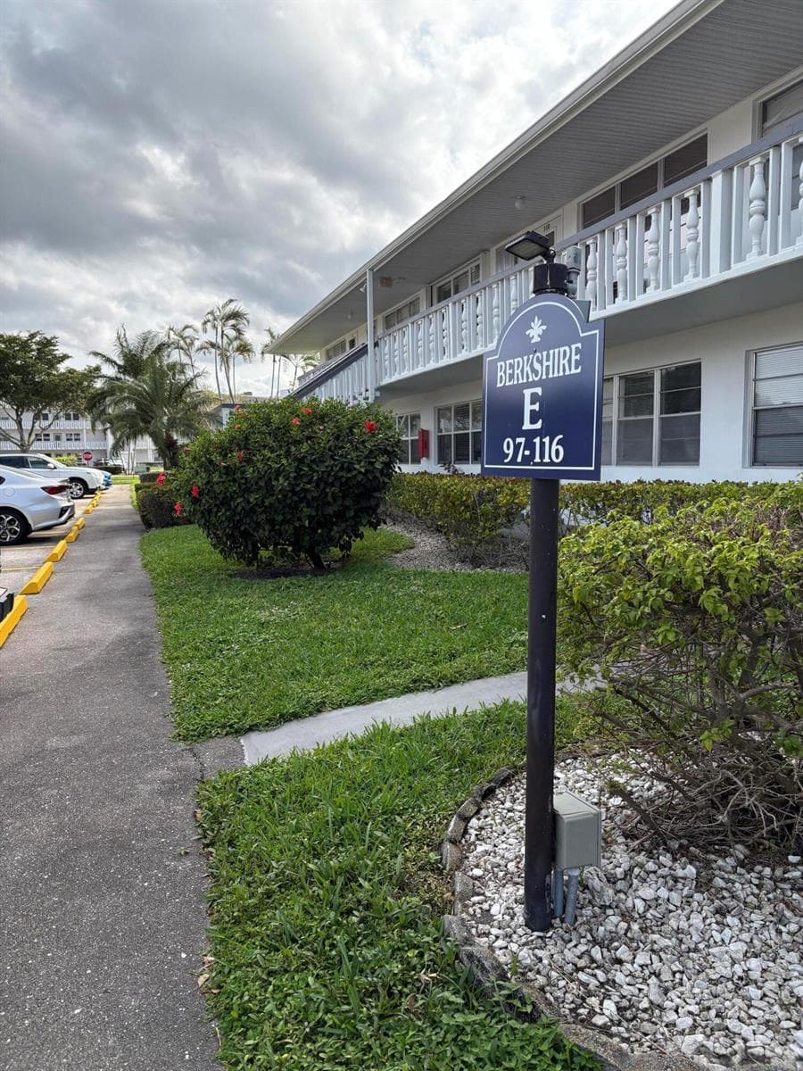 113 Berkshire E, West Palm Beach FL 33417 - West Palm Beach, FL - Photo 1