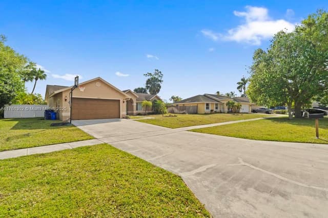 155 Kings Way, Royal Palm Beach FL 33411 - Royal Palm Beach, FL - Photo 3