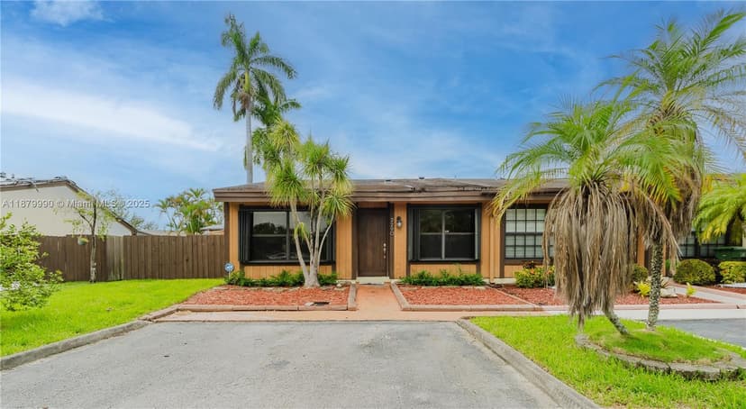 2290 Oak Ct, Pembroke Pines FL 33026