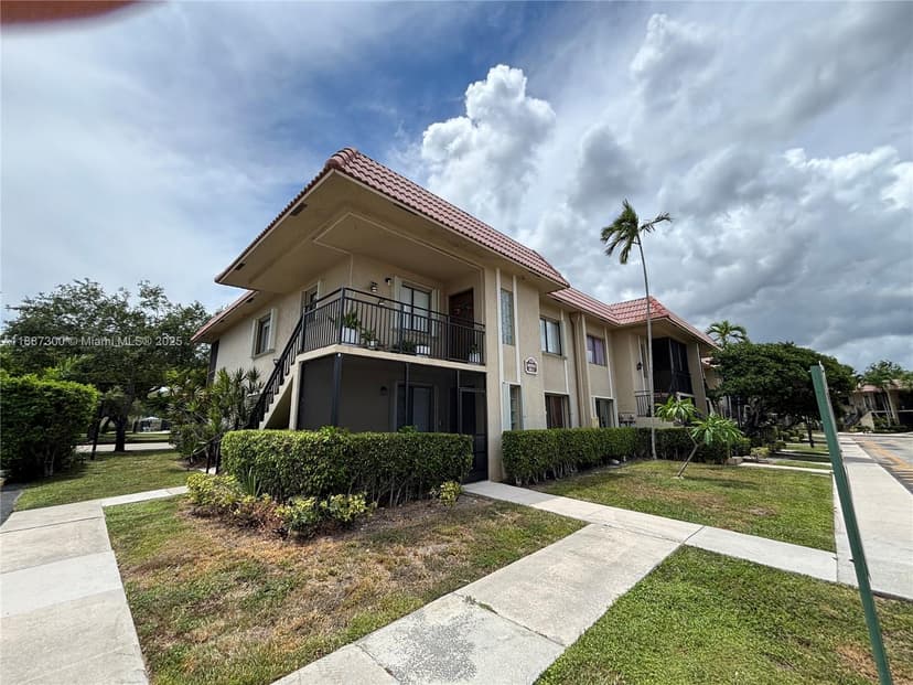 310 LAKEVIEW DR # 201, Weston FL 33326