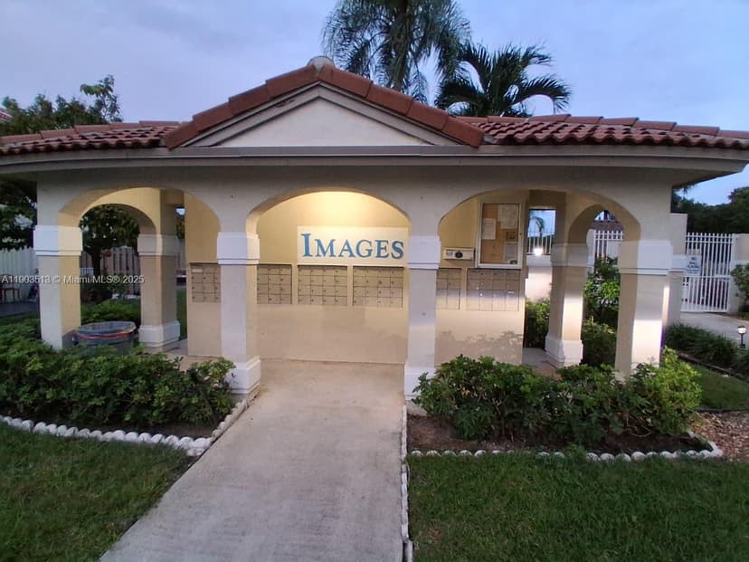 10830 NW 8th St, Pembroke Pines FL 33026