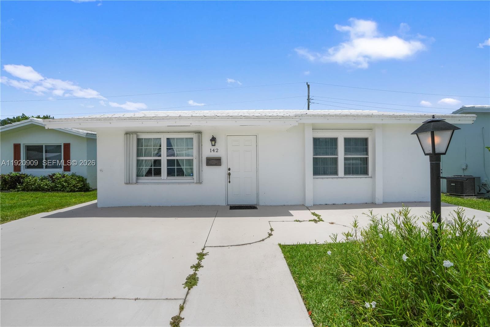142 NW 10th Ct, Boynton Beach FL 33426 - Boynton Beach, FL - Photo 1
