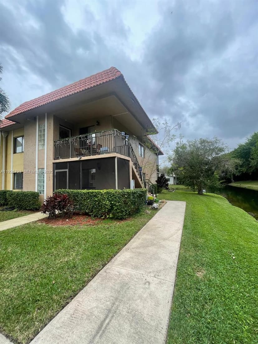 439 Lakeview Dr # 106, Weston FL 33326