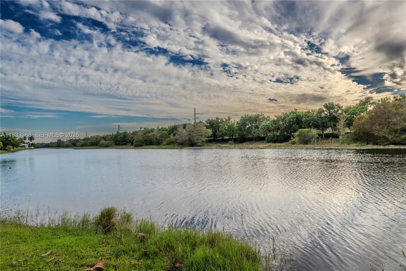 2893 Oakbrook Dr, Weston FL 33332