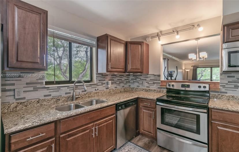 402 Lakeview Dr # 201, Weston FL 33326