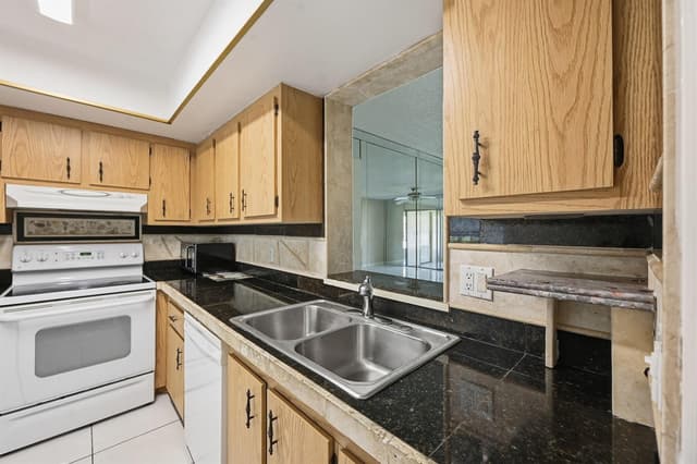 6525 S Oriole Boulevard, Delray Beach FL 33446 - Delray Beach, FL - Photo 4