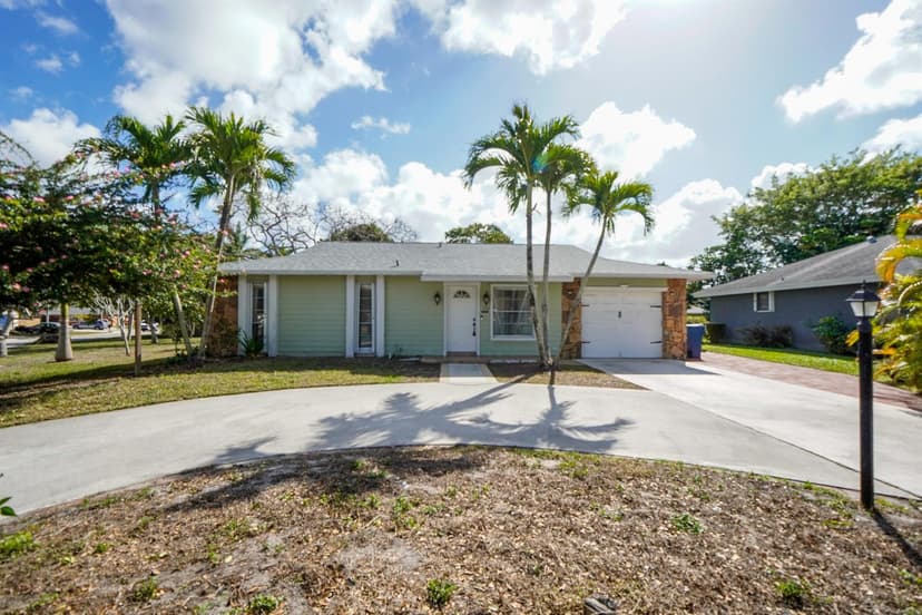 120 W Swan Pkwy W, Royal Palm Beach FL 33411