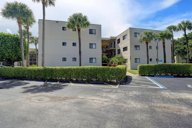 5370 Las Verdes Circle # 324, Delray Beach FL 33484 - Delray Beach, FL - Photo 3