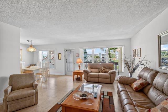 202 Wellington D, West Palm Beach FL 33417 - West Palm Beach, FL - Photo 3
