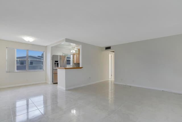 136 Somerset G, West Palm Beach FL 33417 - West Palm Beach, FL - Photo 2