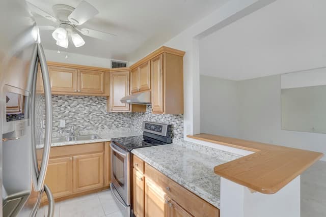 136 Somerset G, West Palm Beach FL 33417 - West Palm Beach, FL - Photo 4