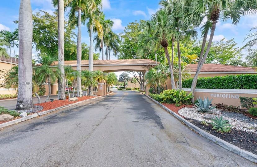 11461 Lakeview Dr # 8A, Coral Springs FL 33071