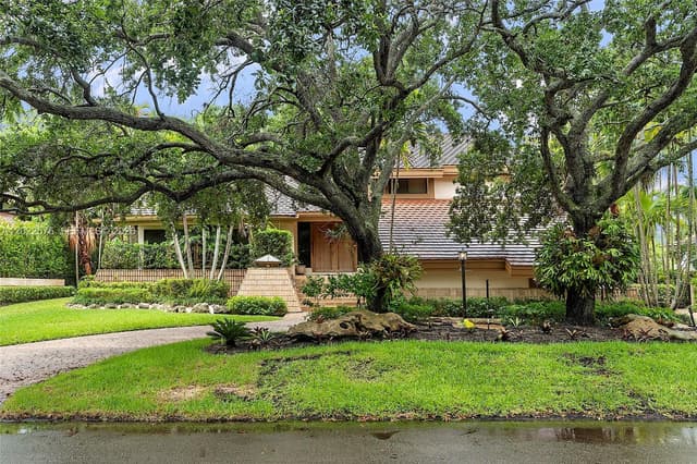 7244 E Lago Dr, Coral Gables FL 33143 - Coral Gables, FL - Photo 2