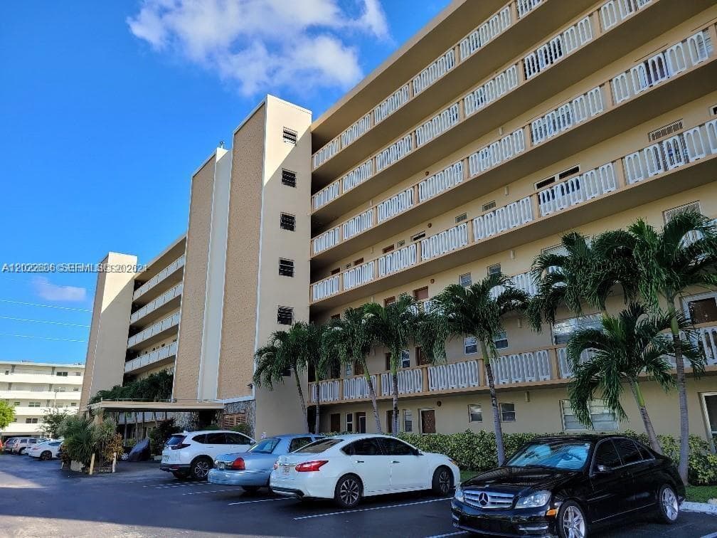 319 NE 14th Ave # 607, Hallandale Beach FL 33009 - Hallandale Beach, FL - Photo 1