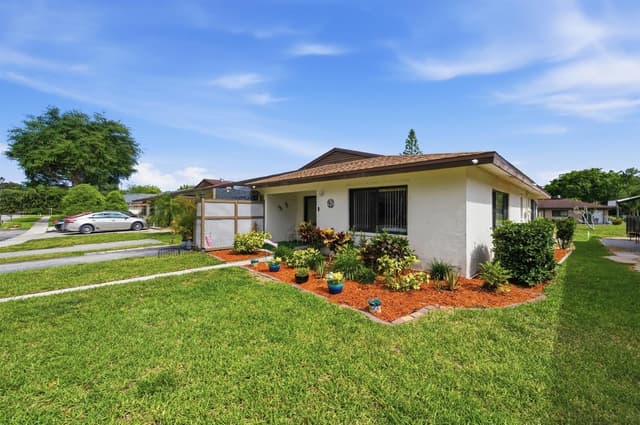 10222 Pine Drive, Boynton Beach FL 33437 - Boynton Beach, FL - Photo 2