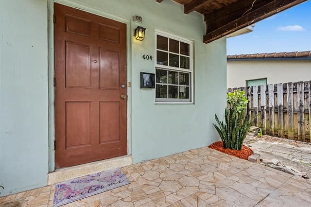 604 NE 14th Place, Fort Lauderdale FL 33304 - Fort Lauderdale, FL - Photo 2