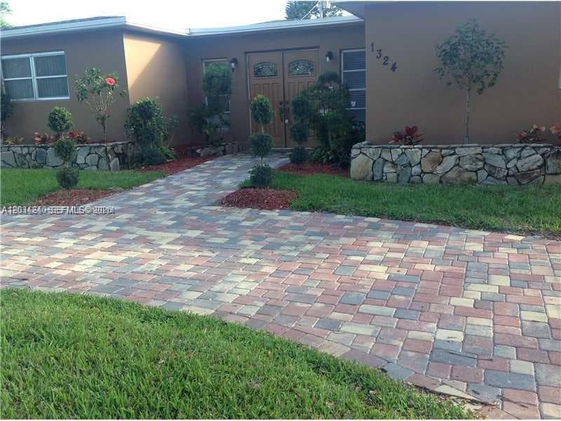 1324 Washington St, Hollywood FL 33019